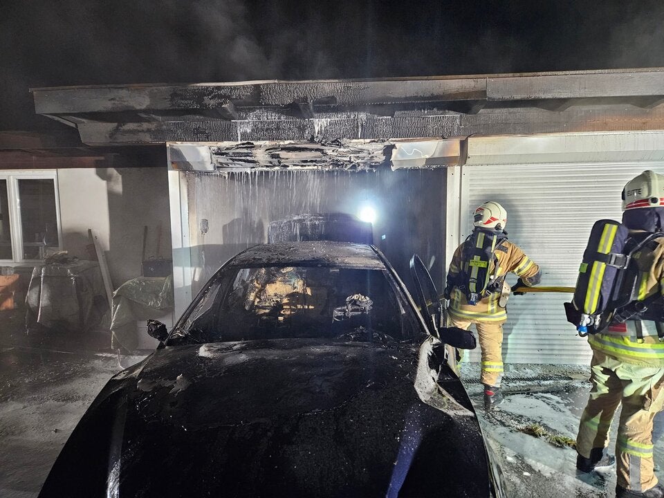 Geparktes Auto brannte komplett ab