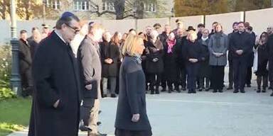 Novemberprogrome_offizielles_gedenken_an_namensmauer_1min58_BM.jpg