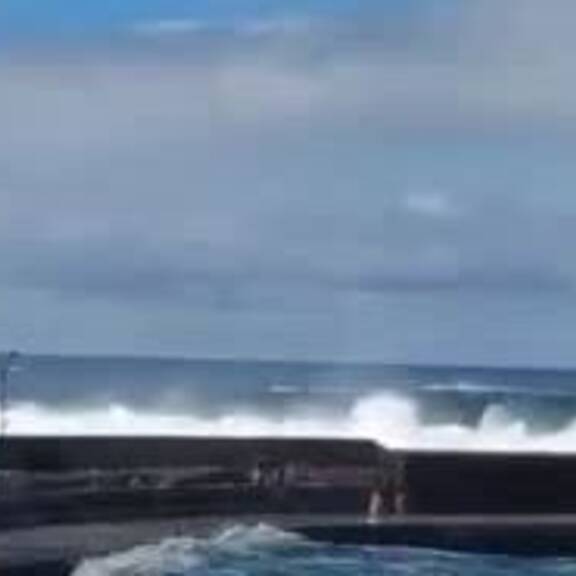 Riesige Wellen reißen Touristen ins Meer – 3 Tote