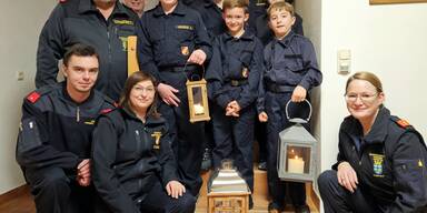 Friedenslicht von Bethlehem von FF-Jugend Amstetten verteilt