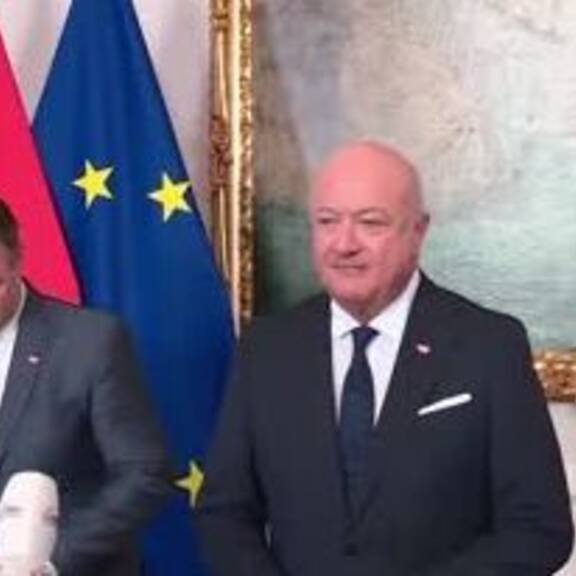 Beamten-Hammer: Regierung streicht 2600 Stellen