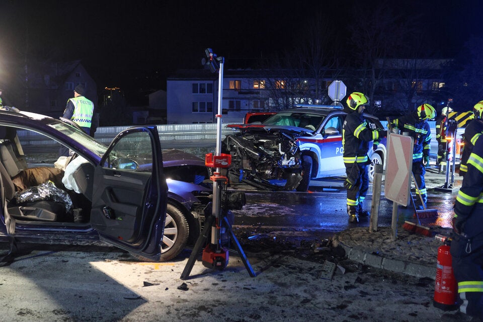 Crash mit Polizeiauto in Gmunden.