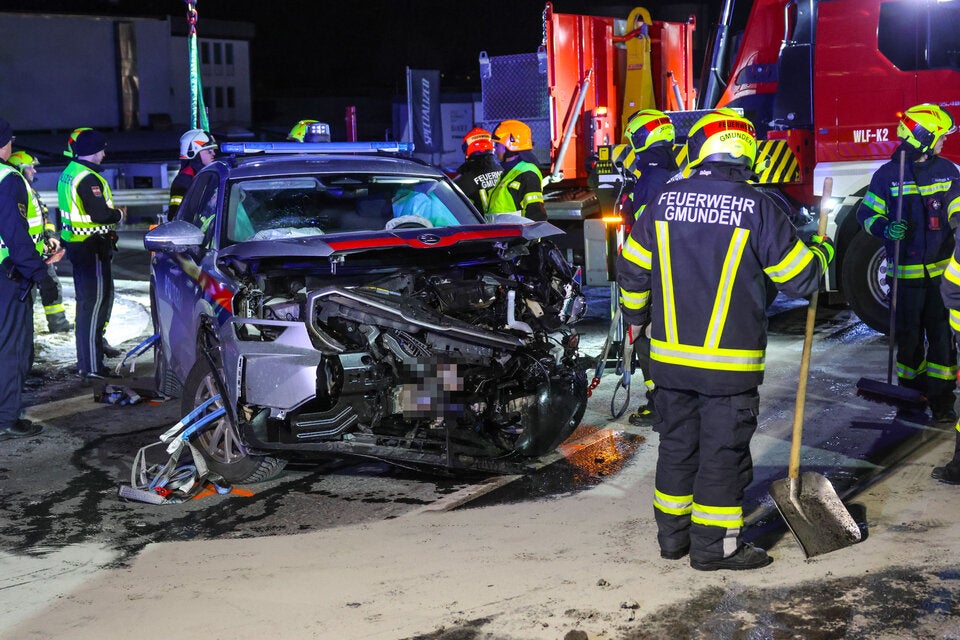 Crash mit Polizeiauto in Gmunden.