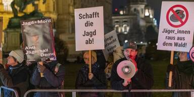 "Blut an euren H&auml;nden": J&auml;gerball von w&uuml;tenden Protesten begleitet