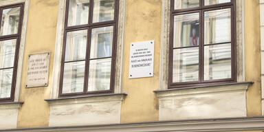 Gedenktafel f&uuml;r Nikolaus und Alice Harnoncourt enth&uuml;llt