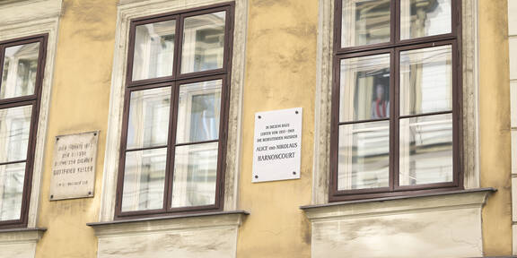 Gedenktafel für Nikolaus und Alice Harnoncourt enthüllt