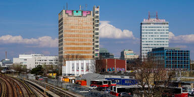 Riesenwandgem&auml;lde startet Transformation am APA-Turm-Areal