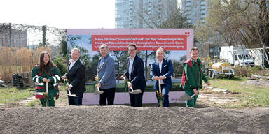 Klimastadtrat J&uuml;rgen Czernohorszky Spatenstich zur neuen G&auml;rtner*innenunterkunft im Schweizergarten