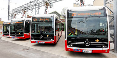 G&uuml;nther Zant (Wiener Linien Mitarbeiter), Gudrun Senk (techn. Gesch&auml;ftsf&uuml;hrerin Wiener Linien), Andreas Schwarz (Wiener Linien Mitarbeiter) und Monika Unterholzner (stv. Generaldirektorin Wiener Stadtwerke).