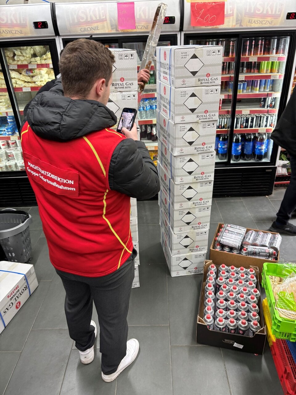 Gruppe Sofortmaßnahmen beschlagnahmt 725 Flaschen illegal gelagerter Butangasflaschen.