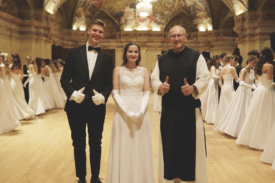 Pater Karl Wallner mit Debütanten Arianna Argun und Nikolaus Bühler 