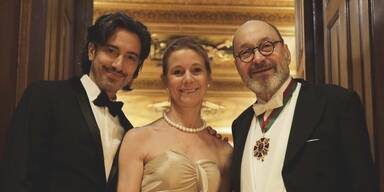 Stefano Bernadin mit Ballpr&auml;sidentin Angelika Kellner und Pr&auml;sident der Altkalksburger Vereinigung Stefan Wurst&nbsp;