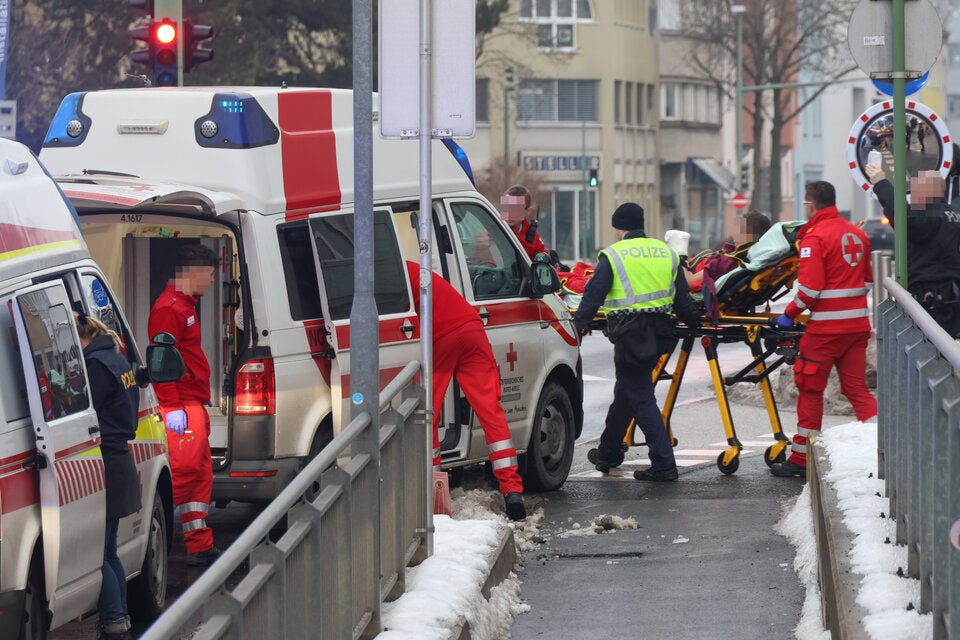 Demo Wels Hand weggesprengt