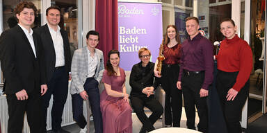 Junge Musikfreunde &uuml;berreichten in Baden Str&auml;u&szlig;e und Bouquets