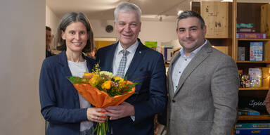 Neue &ouml;ffentliche Bibliothek Alland: Landesrat Kasser (&Ouml;VP) zu Besuch