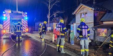 Die Einsatzkr&auml;fte bek&auml;mpften die Flammen.