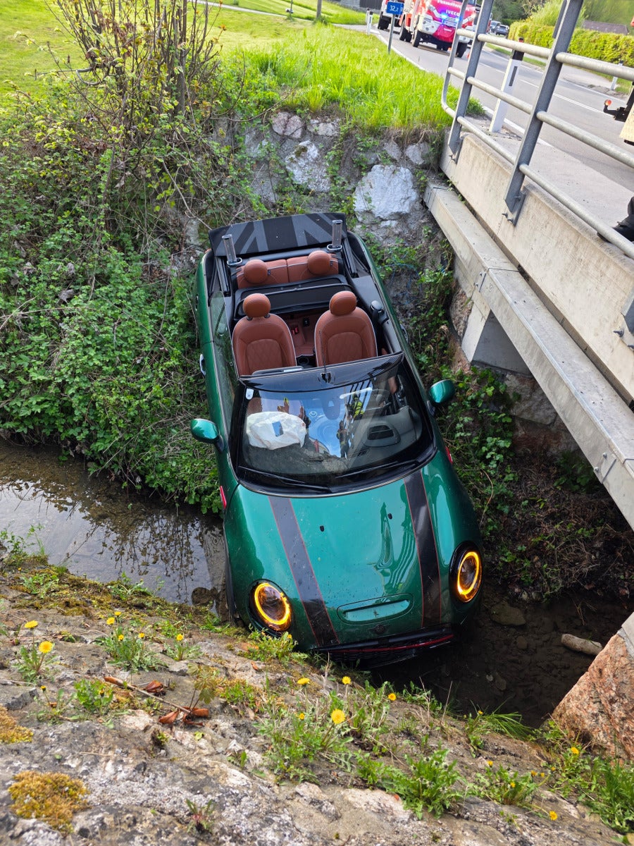 Cabrio landete in Bach.