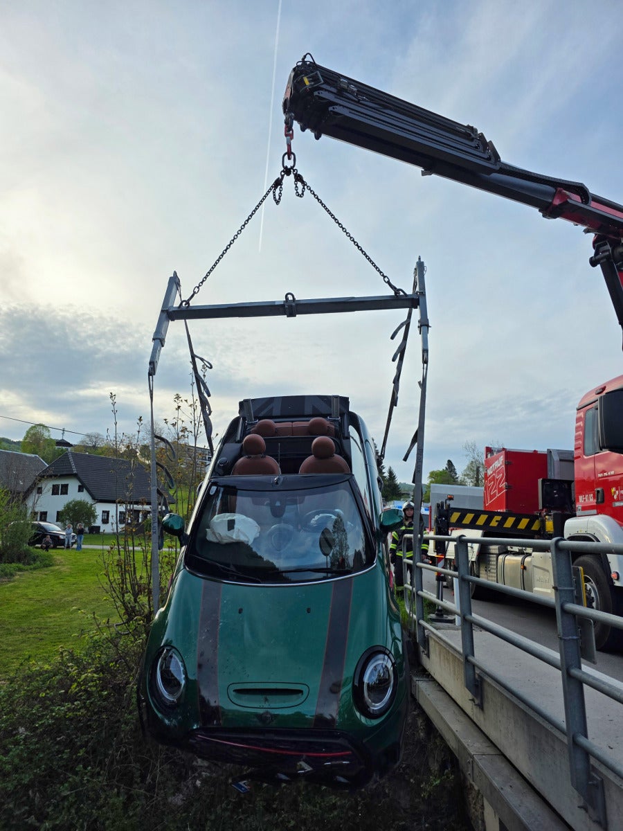 Cabrio landete in Bach.