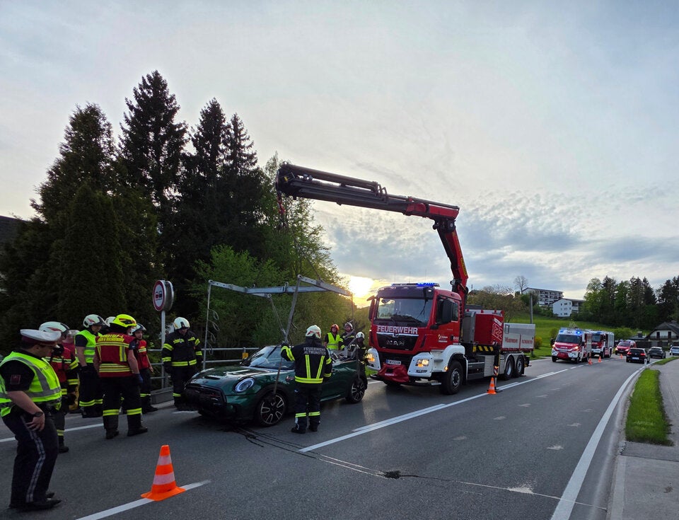 Cabrio landete in Bach.