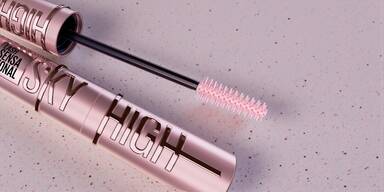 Mega-Wimpern zum Mini-Preis: Diese Drogerie-Mascara lieben wir!