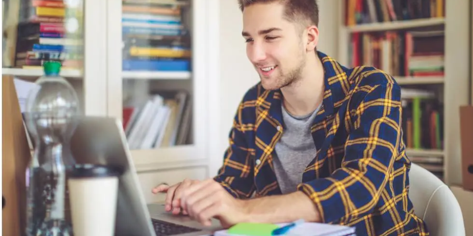 Fernstudium für Bachelor, Master oder MBA – ab 219 Euro pro Monat bei der AKAD University* 