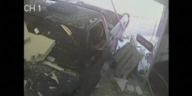 Fahrzeug kracht ins B&uuml;ro