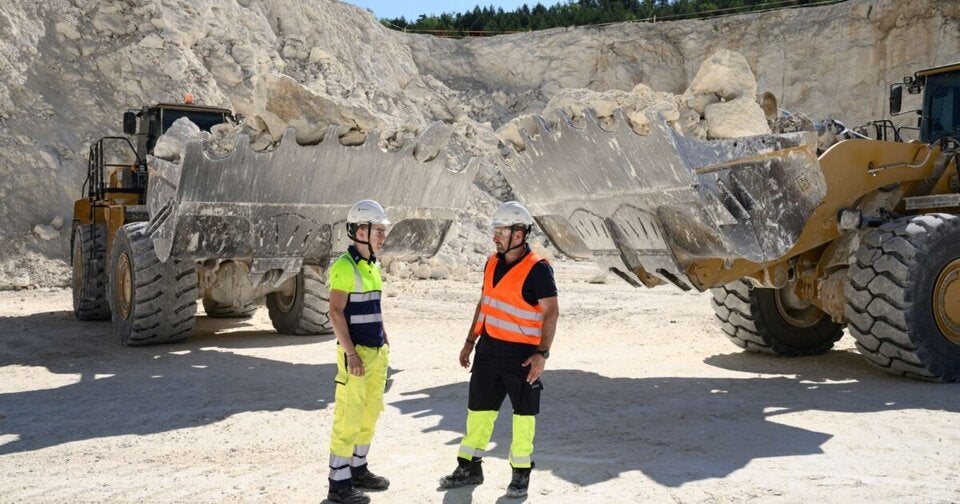 Einblicke ins Holcim Zementwerk in Mannersdorf samt Sprengung im Steinbruch.