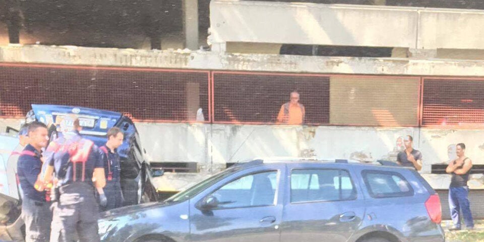 Autos stürzen aus Parkgarage