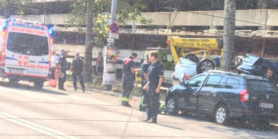 Autos stürzen aus Parkgarage