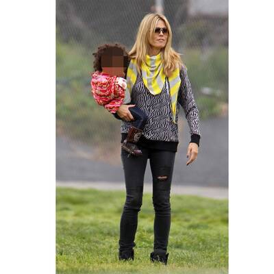 So stylish feuert Heidi ihre Kids am Fußballfeld an 