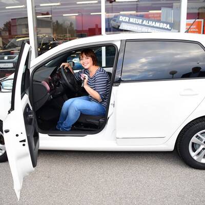 Herausgeberin Jenny Magin, Gewinnerin Bettina, und Porsche Wien Liesing Chef Peter Herget 