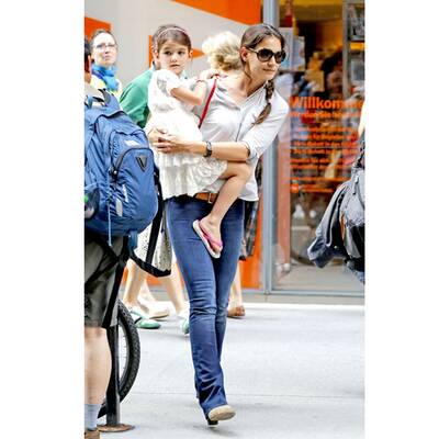 Katie Holmes liebt ihre beigen Ankle-Boots
