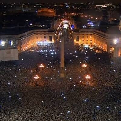 Weißer Rauch über Vatikan