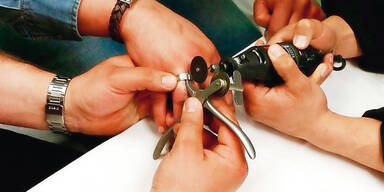 Verlobter steckte  in Ring fest