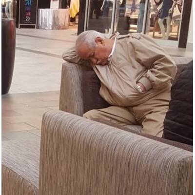 Männer beim Shopping