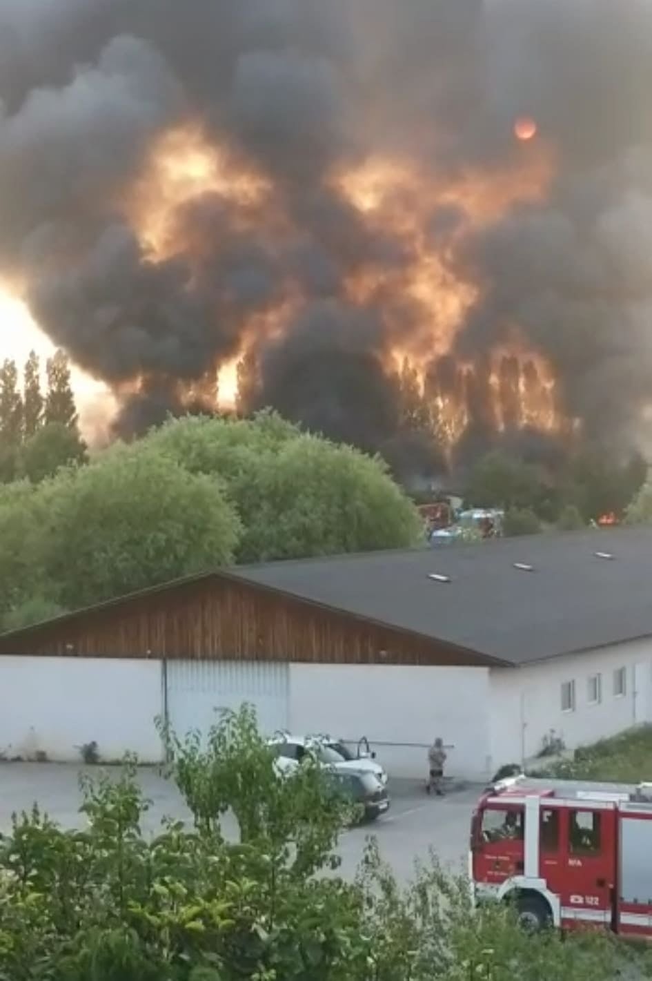 Feuerwehr kämpft in Baden gegen Flammenmeer
