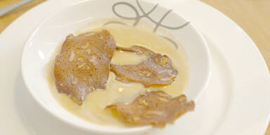 Wagramer Veltlinerschaumsuppe mit gebackenen Nussbrotbl&auml;ttern