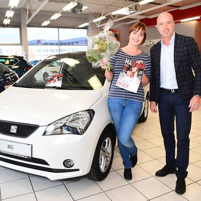 Herausgeberin Jenny Magin, Gewinnerin Bettina, und Porsche Wien Liesing Chef Peter Herget 