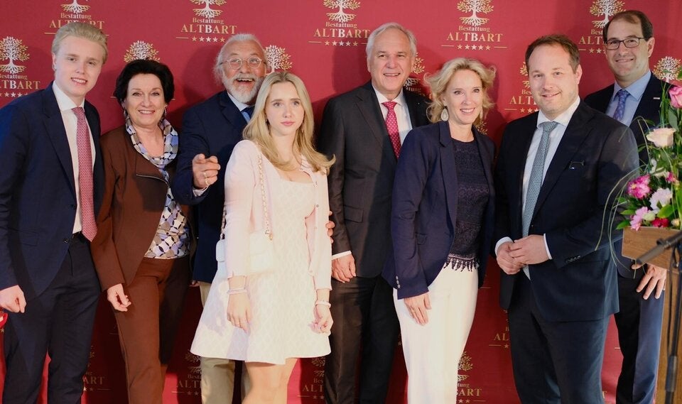Arthur Altbart, Margarete Kriz-Zwittkovits (Vizepräs. Wirtschaftskammer Wien), Heini Altbart, Malvine Altbart, Walter Rosenkranz, Anja Altbart, Daniel Resch (Bezirksvorsteher) und Harald Emberger (Bezirksmanager 1180 & 1190 Wien).