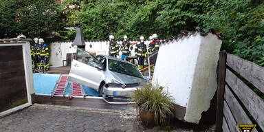 Frau (86) taucht mit Auto ins Swimmingpool