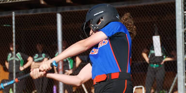 Softballspiel Metrostars Batter schl&auml;gt