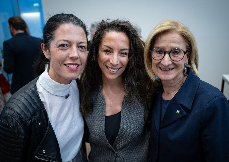 Landeshauptfrau Johanna Mikl-Leitner mit (v.l.) Ausstellungsmacherin Lisa Ortner-Kreil und Künstlerin Soli Kiani. 