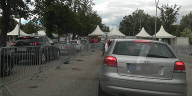 Stau und Wartezeit bei Teststra&szlig;e in Wien