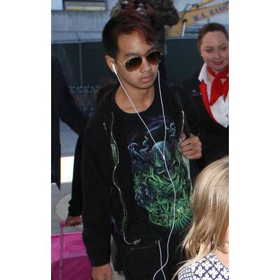 Angelina Jolie & Brad Pitt mit ihren Kindern am Flughafen