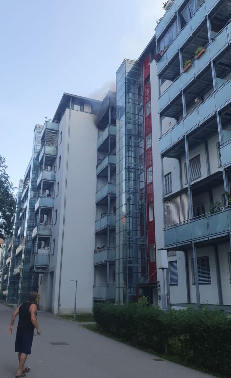 Dramatische Rettung: Frau aus Brand-Wohnung geborgen