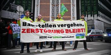 Gro&szlig;e Demo gegen Lobautunnel vor Ministerium
