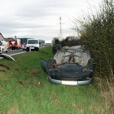 Pkw krachte in Auto von Ersthelfer