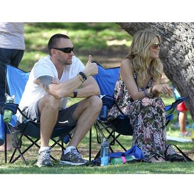 So stylish feuert Heidi ihre Kids am Fußballfeld an 