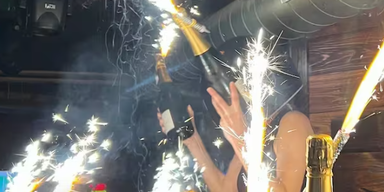 Neues Bild aufgetaucht: DIESE Kellnerin l&ouml;ste Bar-Inferno aus