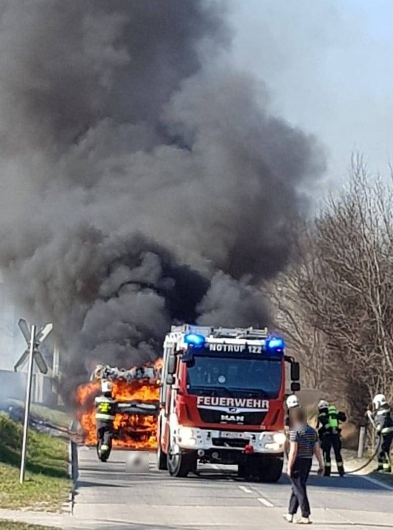 Spektakulärer Brand in Wien: Klein-Lkw in Flammen